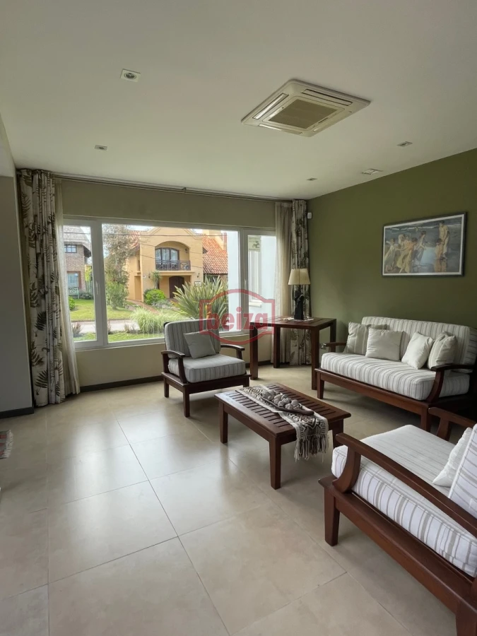 Casa ID.165932 - Venta. Playa Mansa. 3 Dormitorios. Excelente calidad constructiva.