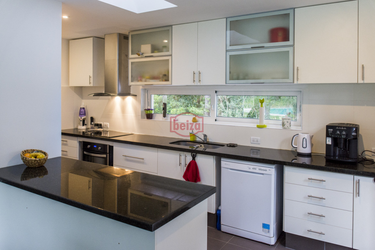 Casa ID.166395/Venta.-Playa-Mansa.-3-Dormitorios.-Excelente-calidad-constructiva. - ESPENDIDA CASA EN VENTA