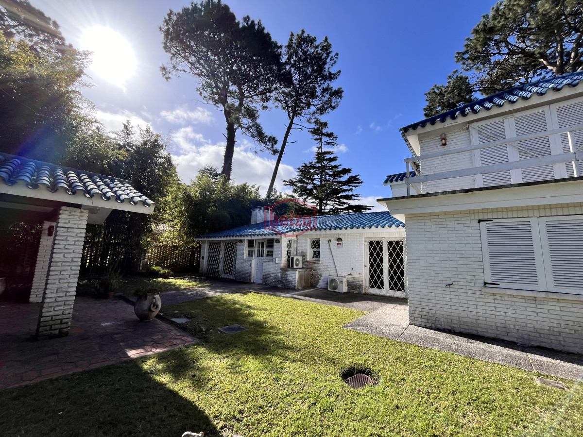 Casa ID.166840/Venta-de-Casa-4-dormitorios-en-Portezuelo,-Punta-del-Este. - Venta casa 5 dormitorios en Playa Mansa Punta del Este