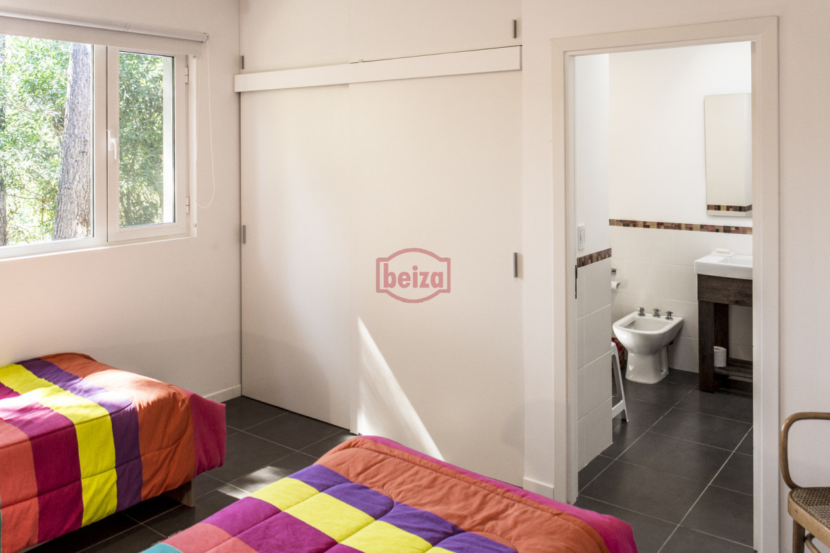 Casa ID.166395/Venta.-Playa-Mansa.-3-Dormitorios.-Excelente-calidad-constructiva. - ESPENDIDA CASA EN VENTA