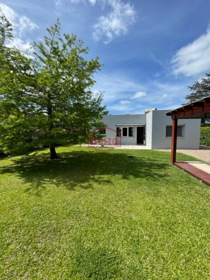 Casa ID.165932/Venta-en-Mansa-de-4-dormitorios-pileta - Venta. Playa Mansa. 3 Dormitorios. Excelente calidad constructiva.