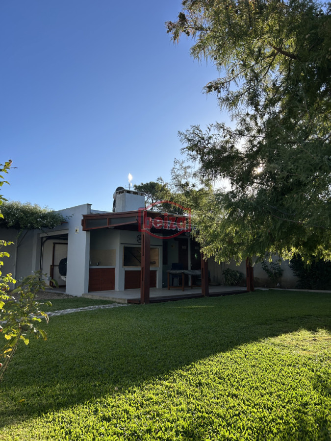 Casa ID.165932/Playa-Mansa-a-150-metros-de-la-costa - Venta. Playa Mansa. 3 Dormitorios. Excelente calidad constructiva.