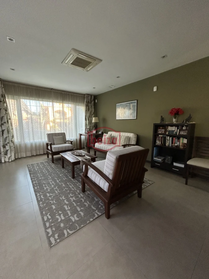 Casa ID.165932 - Venta. Playa Mansa. 3 Dormitorios. Excelente calidad constructiva.