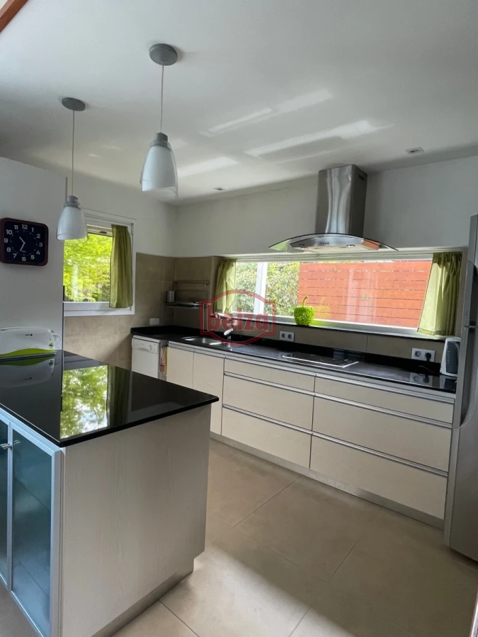 Casa ID.165932 - Venta. Playa Mansa. 3 Dormitorios. Excelente calidad constructiva.