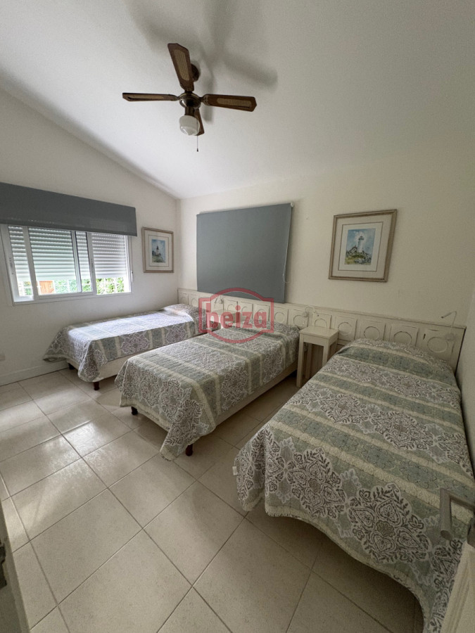 Casa ID.166634/Casa-de-3-Dormitorios-en-Manantiales - Casa en parada a 100 metros del mar, 