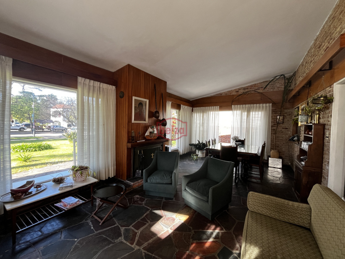 Casa ID.166889/Amplia-casa-de-7-dormitorios-en-Punta-del-Este - Venta casa sobre avenida Italia punta del este ideal inversores