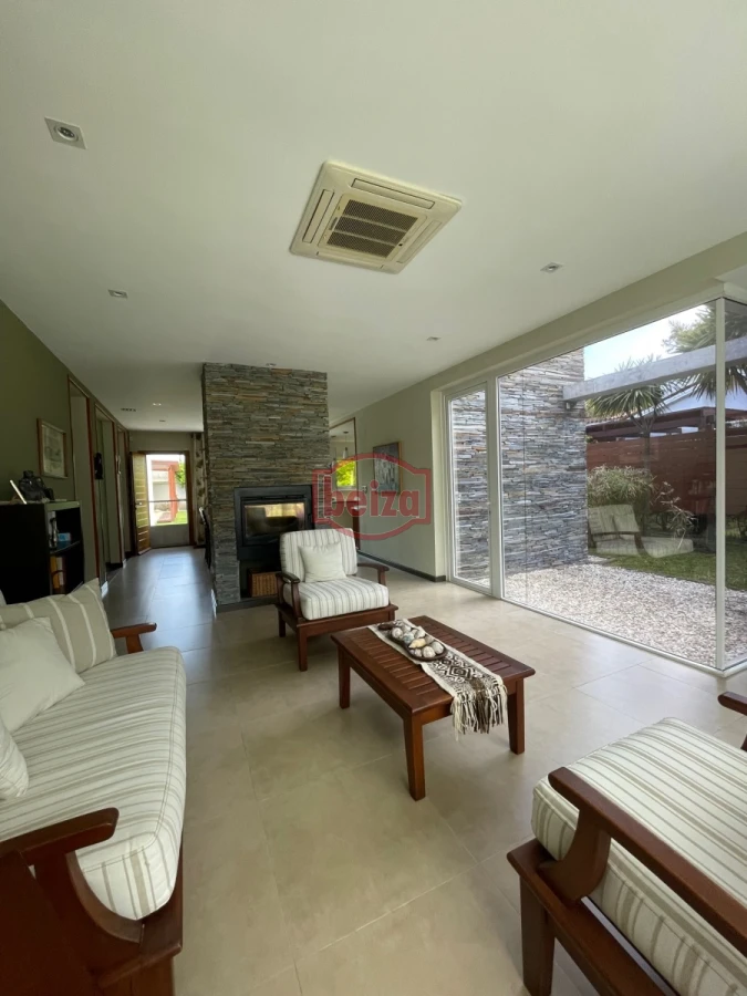 Casa ID.165932 - Venta. Playa Mansa. 3 Dormitorios. Excelente calidad constructiva.