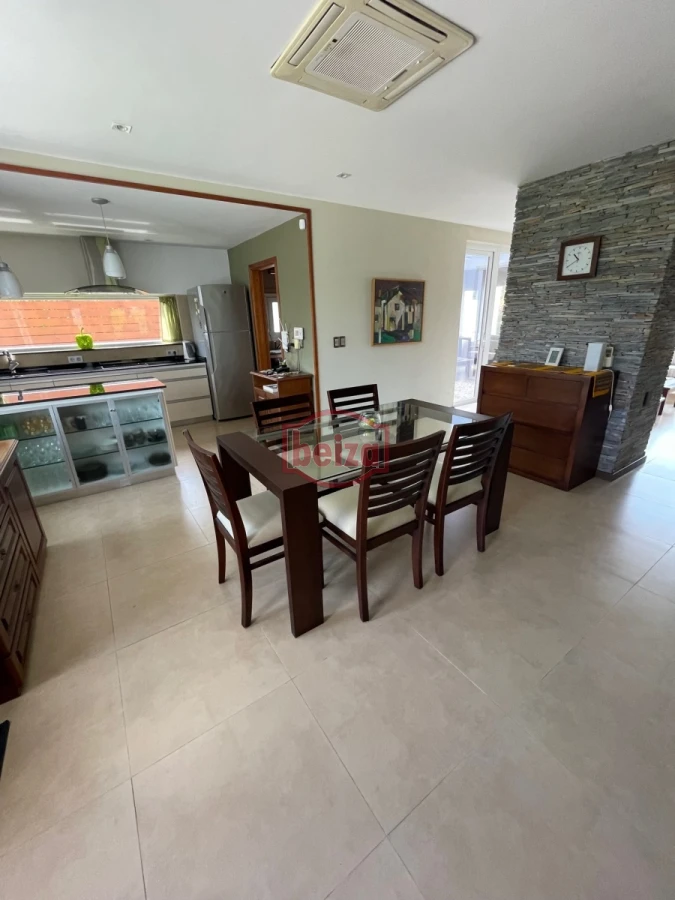 Casa ID.165932 - Venta. Playa Mansa. 3 Dormitorios. Excelente calidad constructiva.