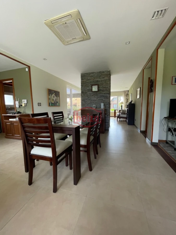 Casa ID.165932 - Venta. Playa Mansa. 3 Dormitorios. Excelente calidad constructiva.