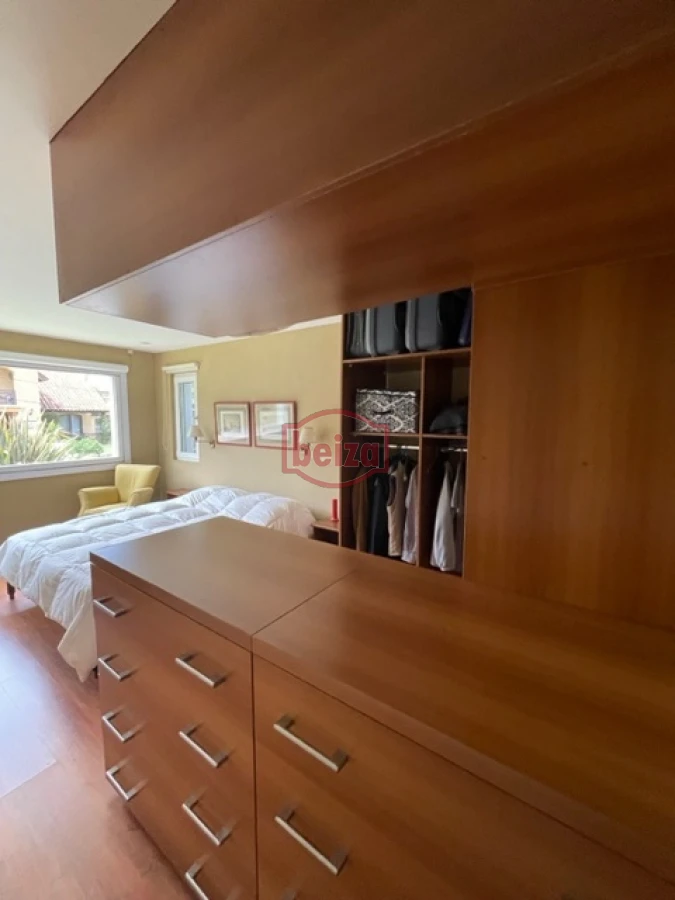 Casa ID.165932 - Venta. Playa Mansa. 3 Dormitorios. Excelente calidad constructiva.