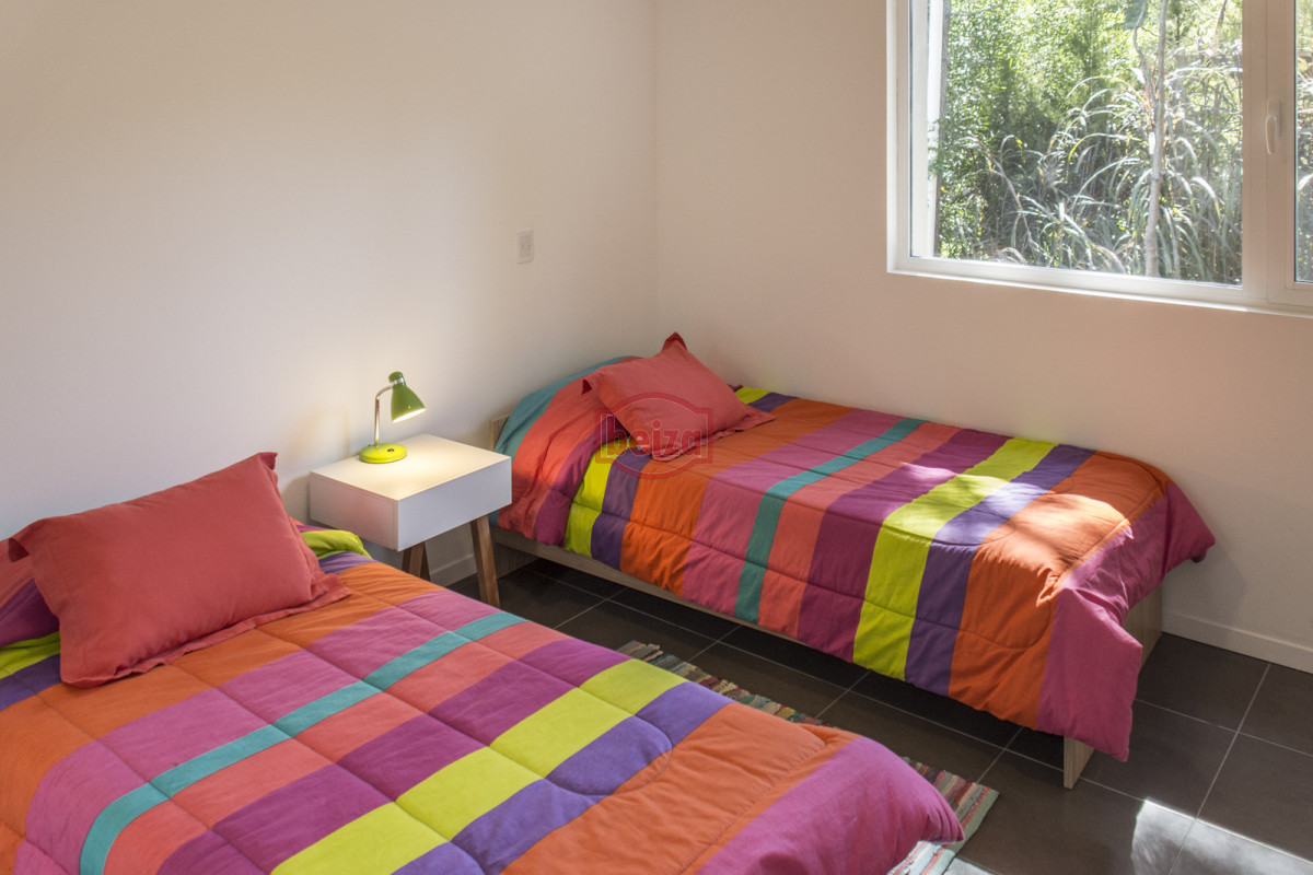 Casa ID.166395/Venta.-Playa-Mansa.-3-Dormitorios.-Excelente-calidad-constructiva. - ESPENDIDA CASA EN VENTA