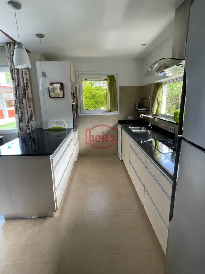 Casa ID.165932/Venta-en-Mansa-de-4-dormitorios-pileta - Venta. Playa Mansa. 3 Dormitorios. Excelente calidad constructiva.