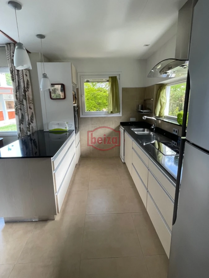 Casa ID.165932 - Venta. Playa Mansa. 3 Dormitorios. Excelente calidad constructiva.