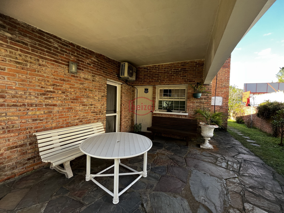 Casa ID.166889/Amplia-casa-de-7-dormitorios-en-Punta-del-Este - Venta casa sobre avenida Italia punta del este ideal inversores