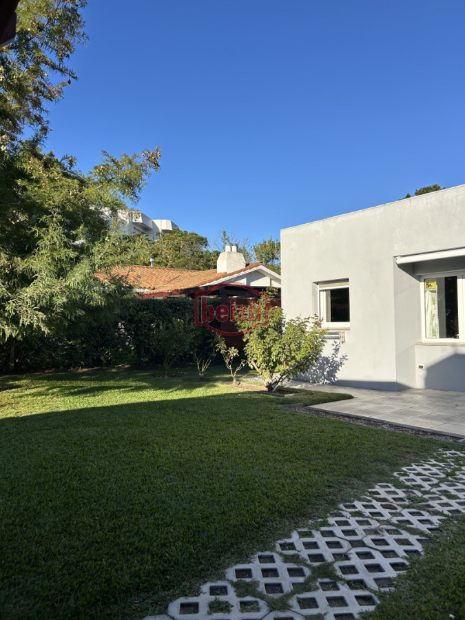 Casa ID.165932/Playa-Mansa-a-150-metros-de-la-costa - Venta. Playa Mansa. 3 Dormitorios. Excelente calidad constructiva.