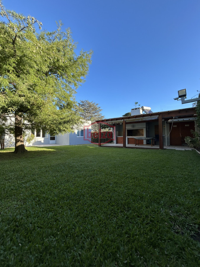 Casa ID.165932/Playa-Mansa-a-150-metros-de-la-costa - Venta. Playa Mansa. 3 Dormitorios. Excelente calidad constructiva.