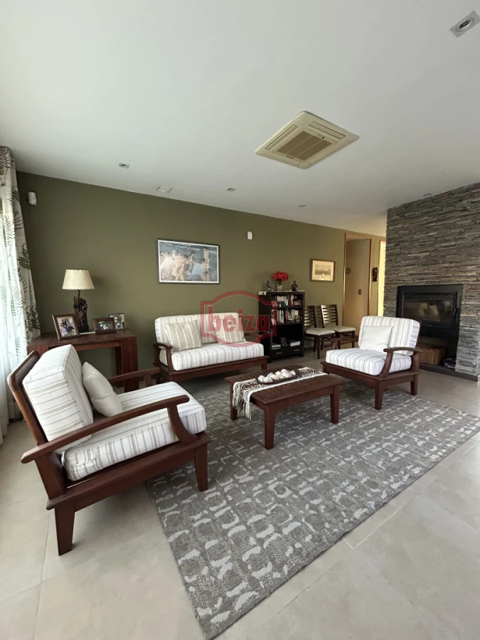 Casa ID.165932 - Venta. Playa Mansa. 3 Dormitorios. Excelente calidad constructiva.