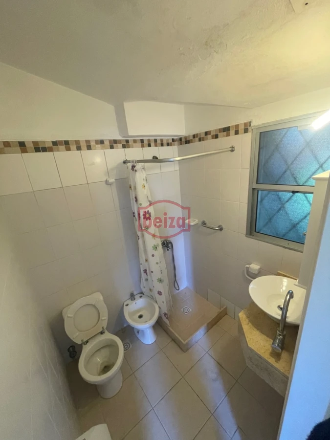 Casa ID.166171/Casa-de-3-dormitorios-en-Playa-Mansa.- - Casa en venta para clinica