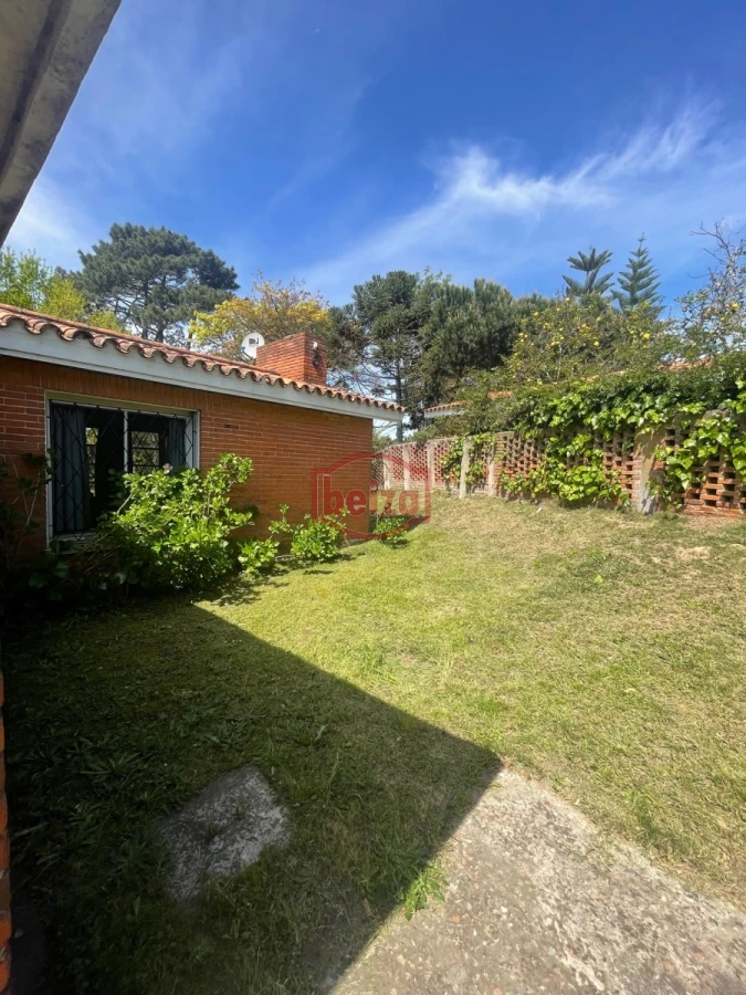 Casa ID.166171/Casa-de-3-dormitorios-en-Playa-Mansa.- - Casa en venta para clinica
