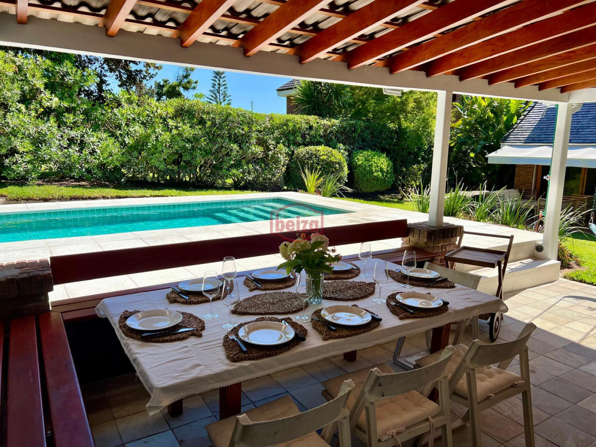 Casa ID.166879/Casa-de-3-Dormitorios-en-Manantiales - Alquiler casa 4 dormitorios a pasos del mar playa brava Punta del Este