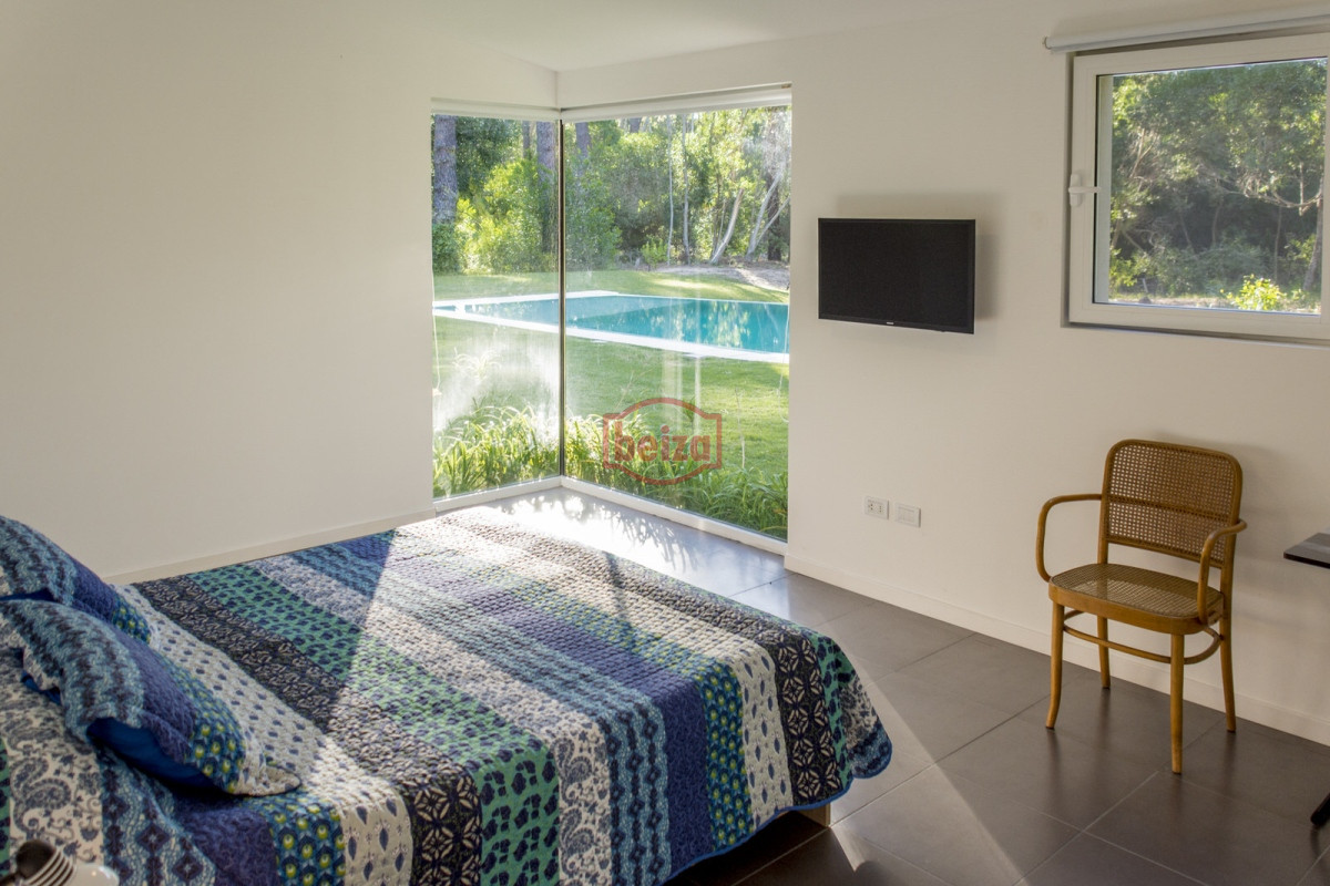 Casa ID.166395/Venta.-Playa-Mansa.-3-Dormitorios.-Excelente-calidad-constructiva. - ESPENDIDA CASA EN VENTA