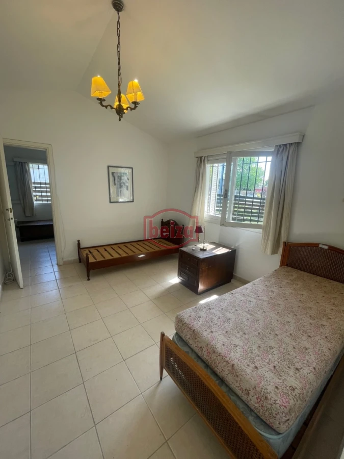 Casa ID.166171/Casa-de-3-dormitorios-en-Playa-Mansa.- - Casa en venta para clinica