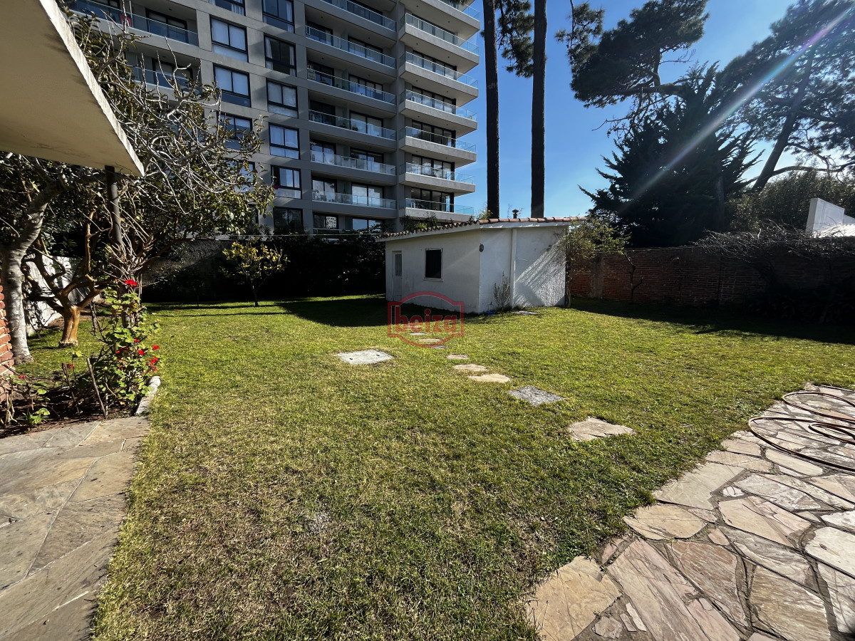 Casa ID.166889/Amplia-casa-de-7-dormitorios-en-Punta-del-Este - Venta casa sobre avenida Italia punta del este ideal inversores