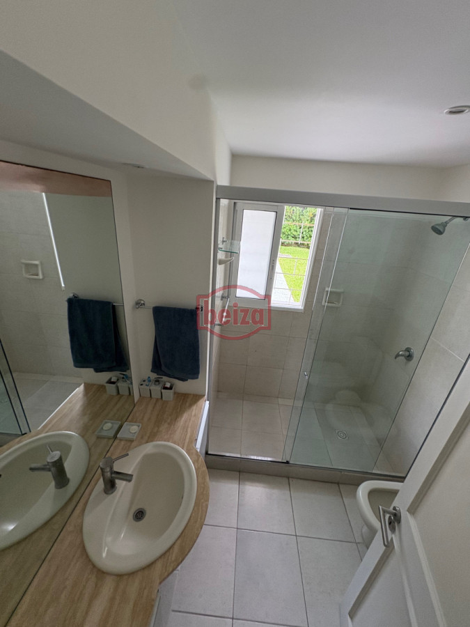 Casa ID.166634/Casa-de-3-Dormitorios-en-Manantiales - Casa en parada a 100 metros del mar, 