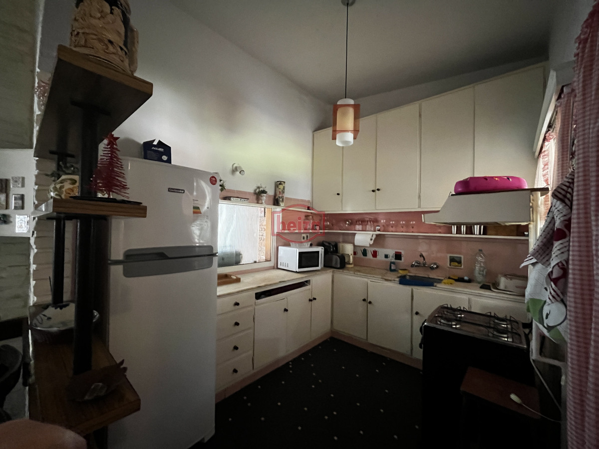 Casa ID.166889/Amplia-casa-de-7-dormitorios-en-Punta-del-Este - Venta casa sobre avenida Italia punta del este ideal inversores