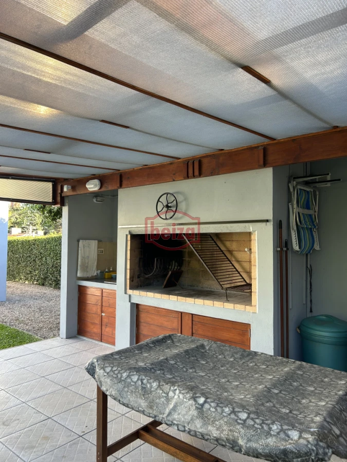 Casa ID.165932 - Venta. Playa Mansa. 3 Dormitorios. Excelente calidad constructiva.