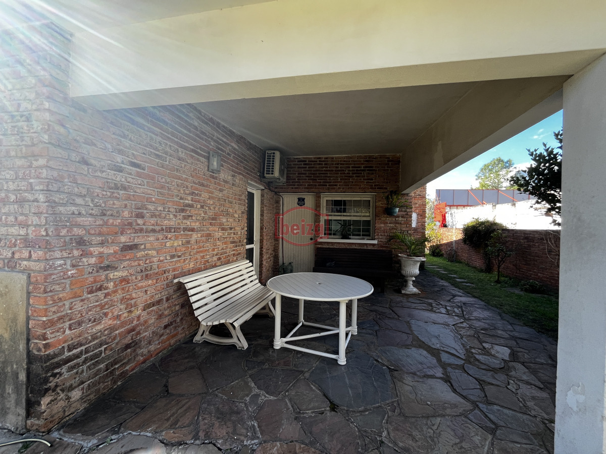 Casa ID.166889/Amplia-casa-de-7-dormitorios-en-Punta-del-Este - Venta casa sobre avenida Italia punta del este ideal inversores