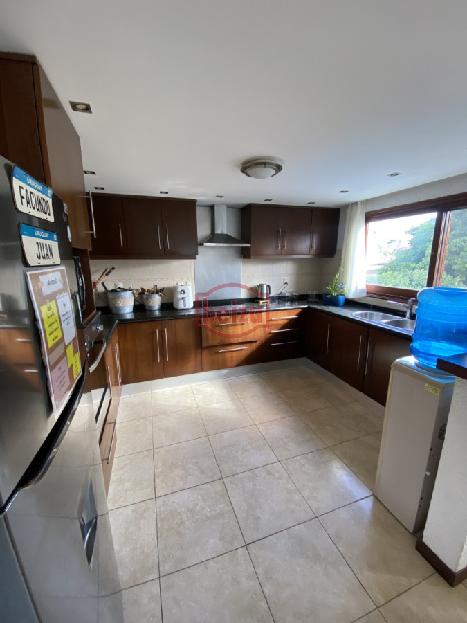 Casa ID.166647/Casa-en-parada-a-100-metros-del-mar,- - Amplia Casa de 4 dormitorios y 3 baños en Mansa 