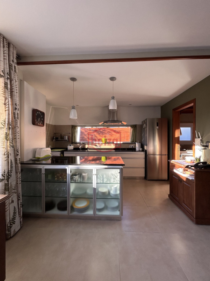 Casa ID.165932/Playa-Mansa-a-150-metros-de-la-costa - Venta. Playa Mansa. 3 Dormitorios. Excelente calidad constructiva.