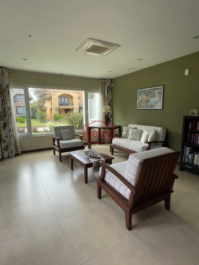 Casa ID.165932 - Venta. Playa Mansa. 3 Dormitorios. Excelente calidad constructiva.