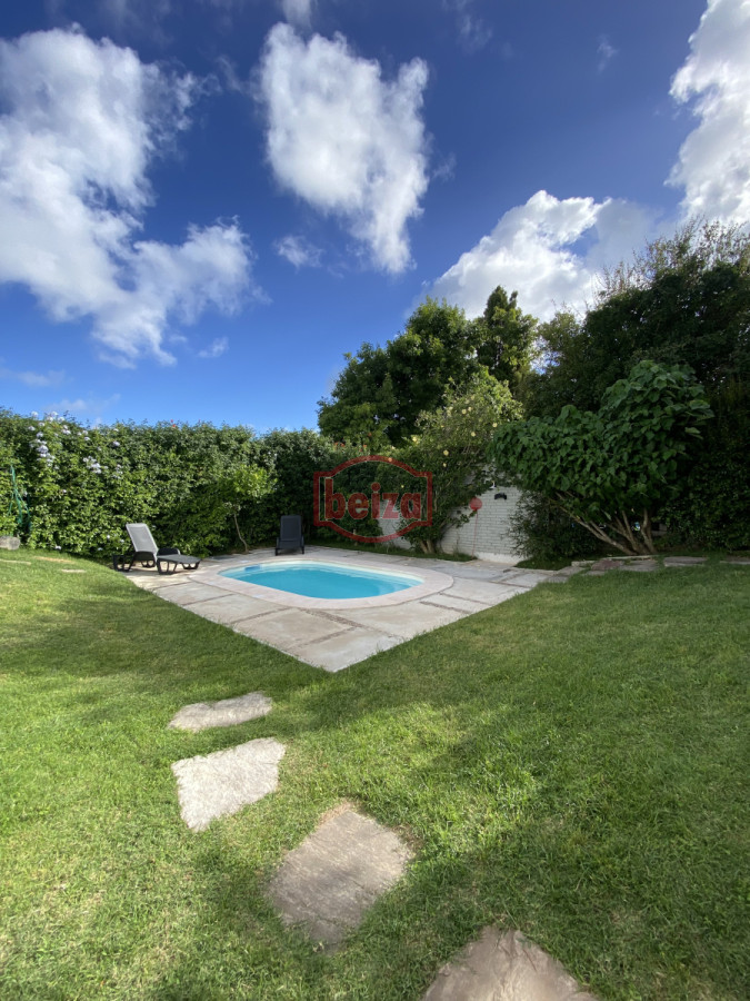 Casa ID.166647/Casa-en-parada-a-100-metros-del-mar,- - Amplia Casa de 4 dormitorios y 3 baños en Mansa 