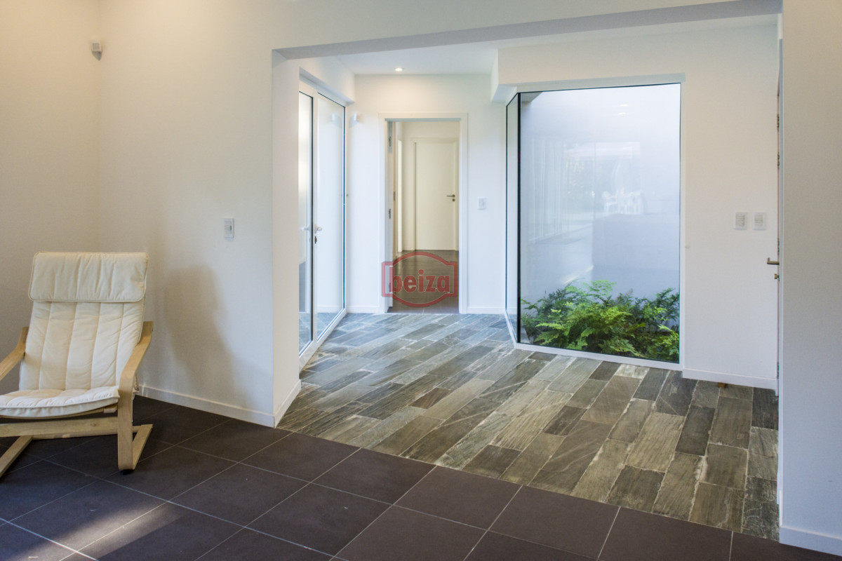 Casa ID.166395/Venta.-Playa-Mansa.-3-Dormitorios.-Excelente-calidad-constructiva. - ESPENDIDA CASA EN VENTA