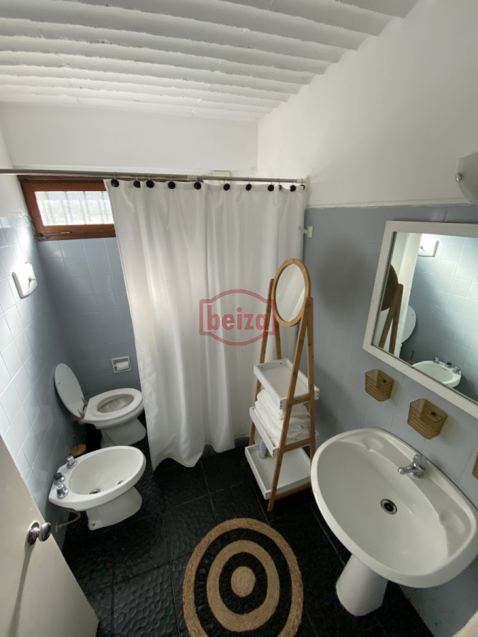 Casa ID.166647/Casa-en-parada-a-100-metros-del-mar,- - Amplia Casa de 4 dormitorios y 3 baños en Mansa 