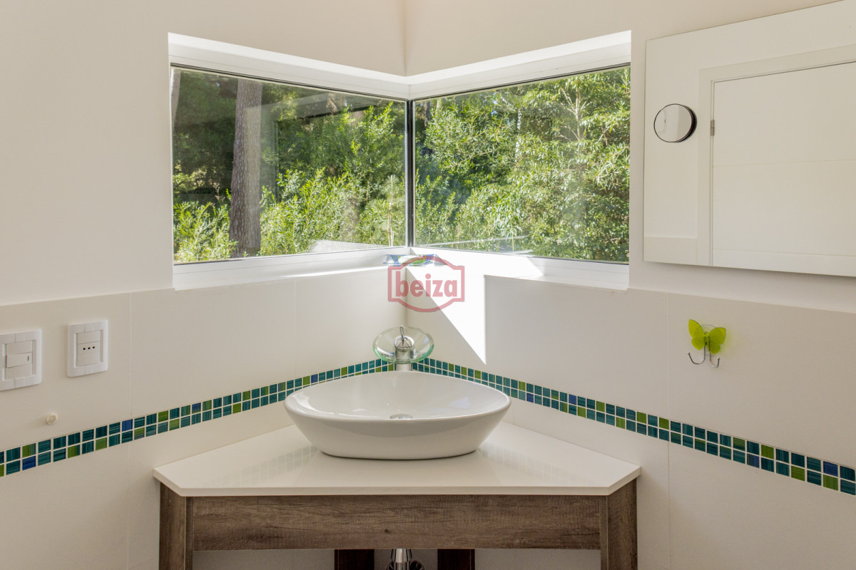 Casa ID.166395/Venta.-Playa-Mansa.-3-Dormitorios.-Excelente-calidad-constructiva. - ESPENDIDA CASA EN VENTA