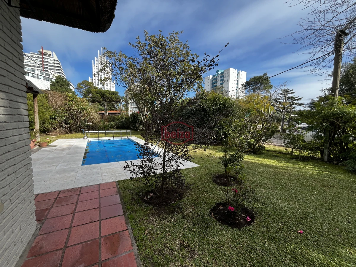 Casa ID.166894/CASA-EN-PROPIEDAD-HORIZONTAL,-EN-ZONA-DE-TIO-TOM - Venta casa 5 dormitorios Barrio Mónaco Punta del Este