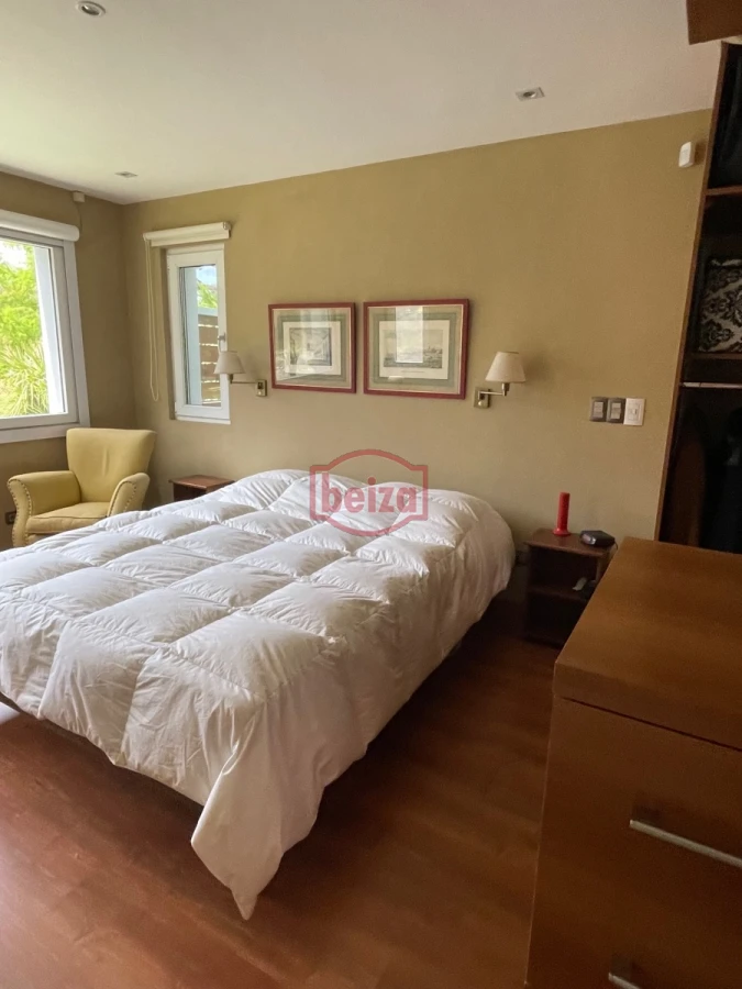 Casa ID.165932 - Venta. Playa Mansa. 3 Dormitorios. Excelente calidad constructiva.