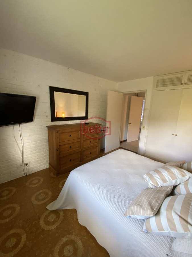 Casa ID.166647/Casa-en-parada-a-100-metros-del-mar,- - Amplia Casa de 4 dormitorios y 3 baños en Mansa 