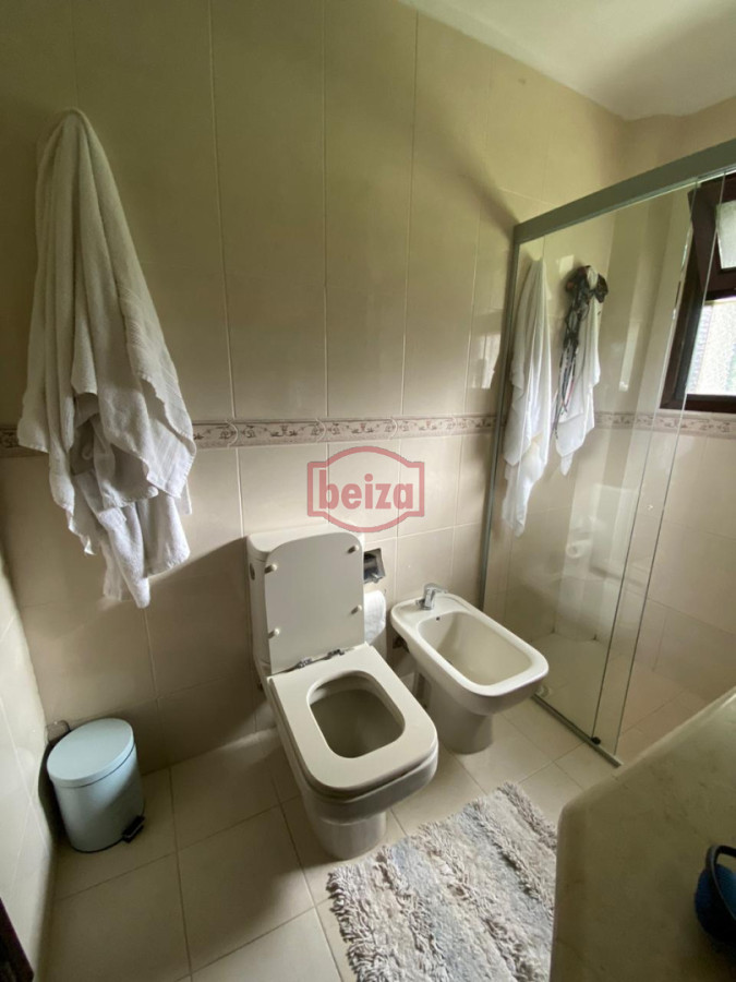 Casa ID.163129/Casa-en-Mansa,-5-dormitorios-* - casa muy bien ubicada en alquiler