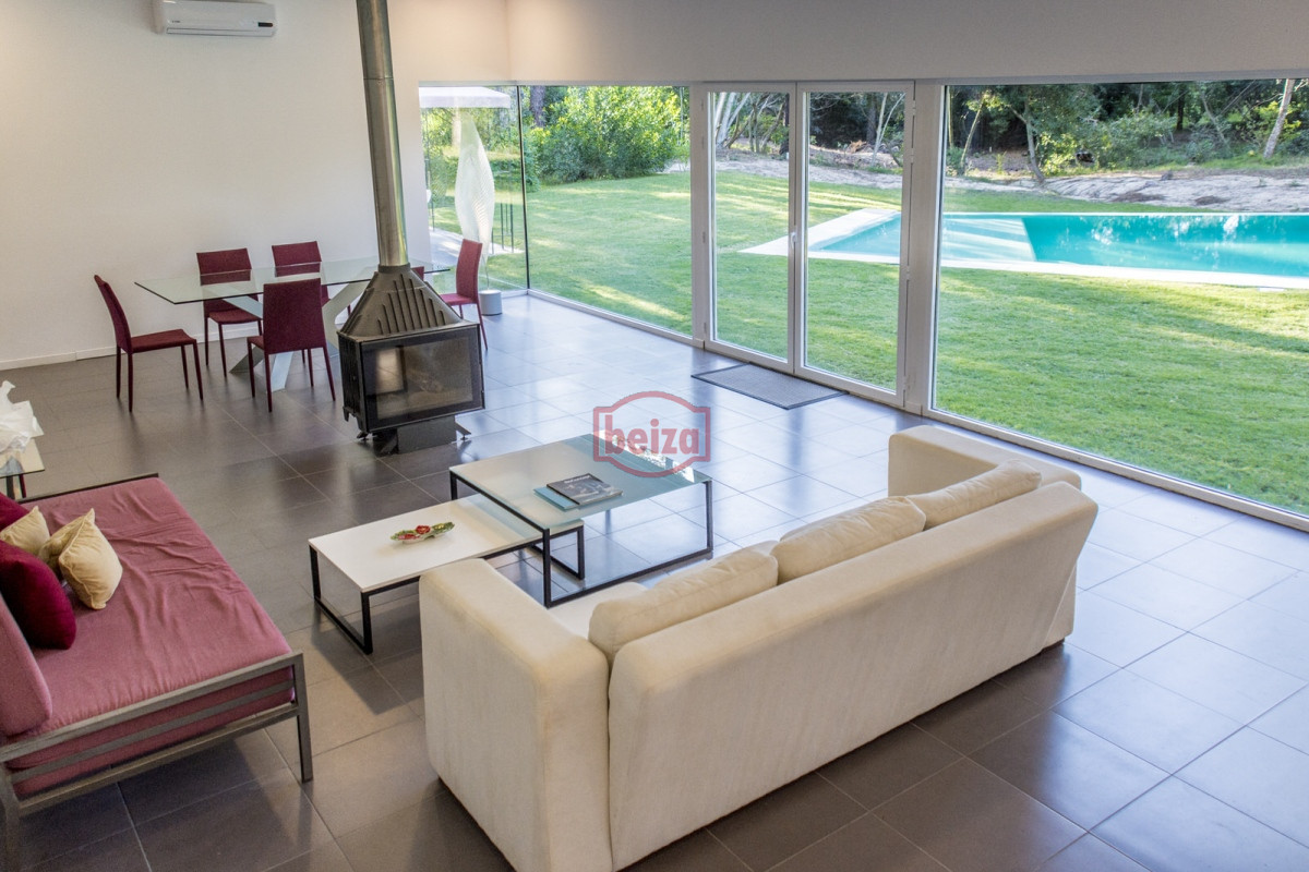 Casa ID.166395/Venta.-Playa-Mansa.-3-Dormitorios.-Excelente-calidad-constructiva. - ESPENDIDA CASA EN VENTA