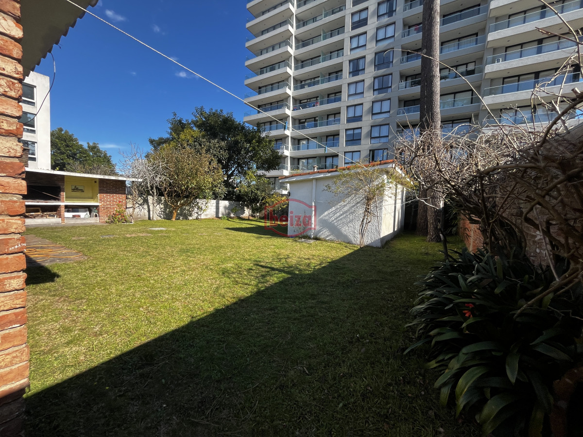 Casa ID.166889/Amplia-casa-de-7-dormitorios-en-Punta-del-Este - Venta casa sobre avenida Italia punta del este ideal inversores