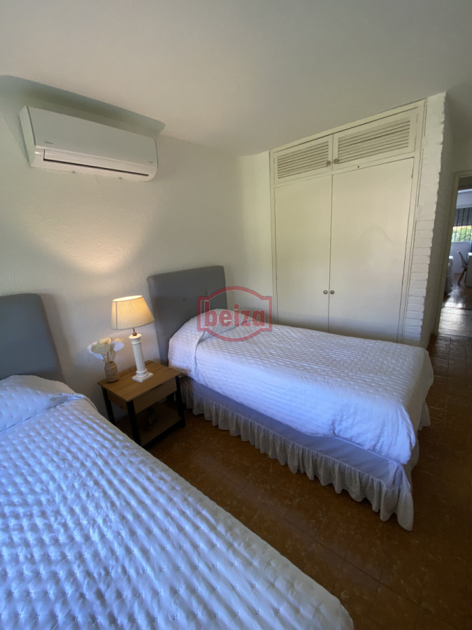 Casa ID.166647/Casa-en-parada-a-100-metros-del-mar,- - Amplia Casa de 4 dormitorios y 3 baños en Mansa 