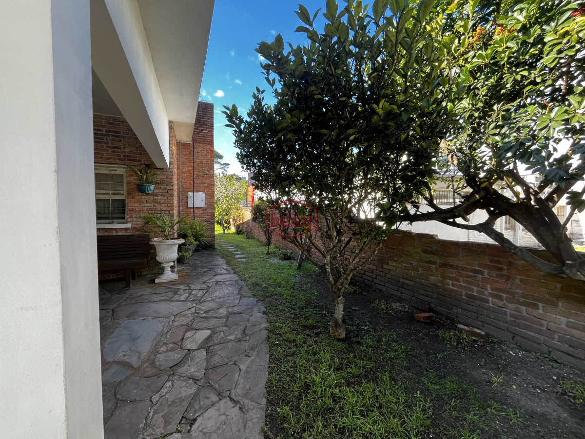 Casa ID.166889/Amplia-casa-de-7-dormitorios-en-Punta-del-Este - Venta casa sobre avenida Italia punta del este ideal inversores