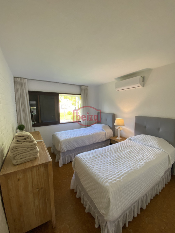 Casa ID.166647/Casa-en-parada-a-100-metros-del-mar,- - Amplia Casa de 4 dormitorios y 3 baños en Mansa 