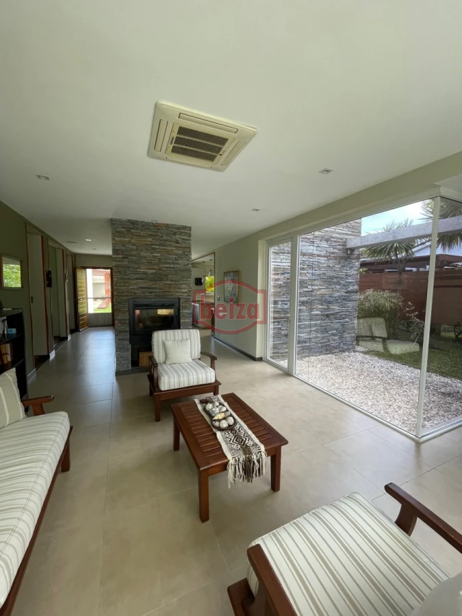 Casa ID.165932 - Venta. Playa Mansa. 3 Dormitorios. Excelente calidad constructiva.