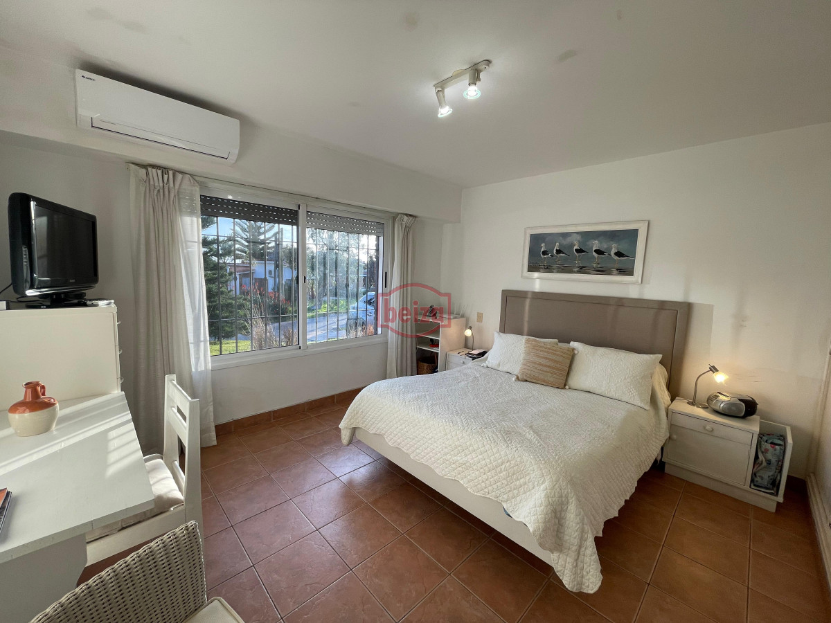 Casa ID.163274/Casa-en-Country,-3-dormitorios-* - Playa Mansa a 150 metros de la costa