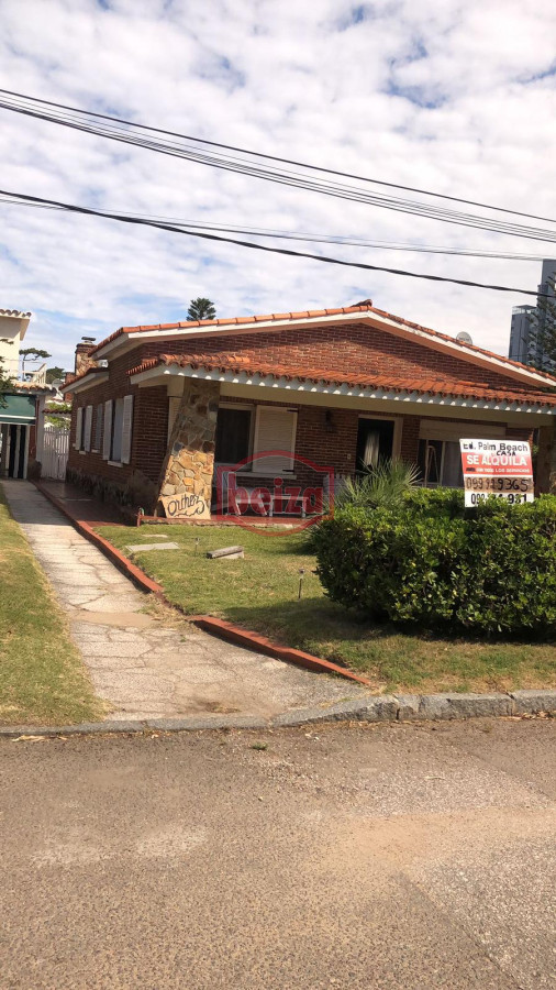 Casa ID.165440/Alquiler-de-casa-de-3-dormitorios-en-Pinares,-Punta-del-Este - alquiler una cuadra del mar MANSA